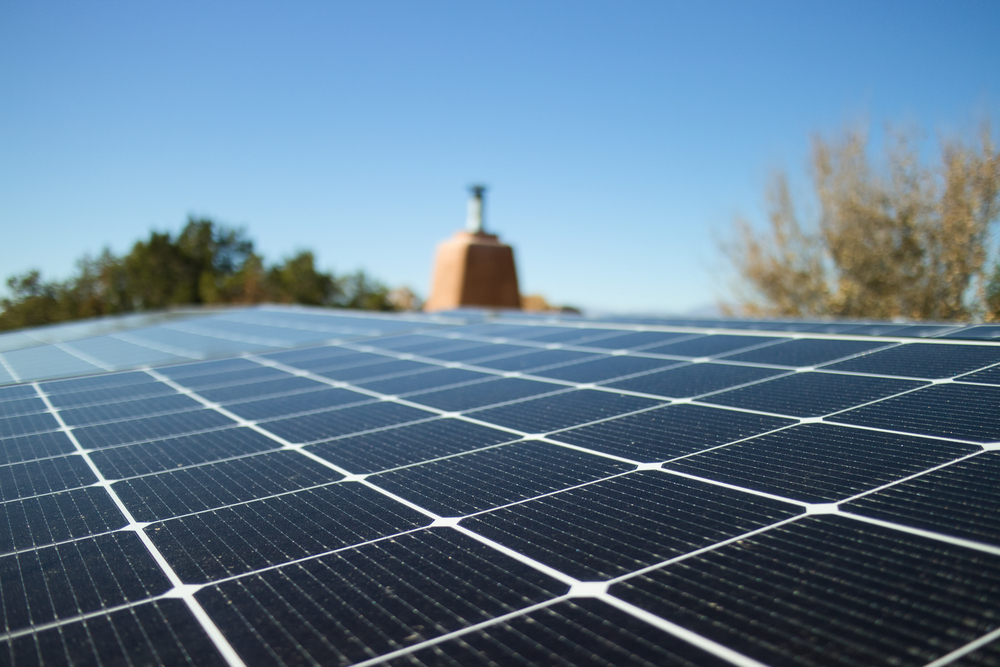 Kun je zonnepanelen plaatsen op een plat dak?